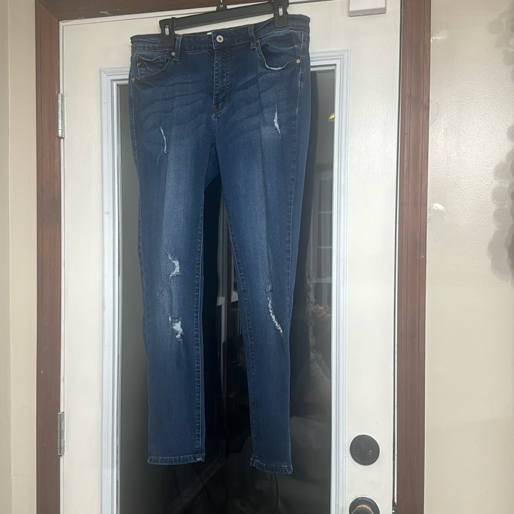 KanCan distressed skinny jeans